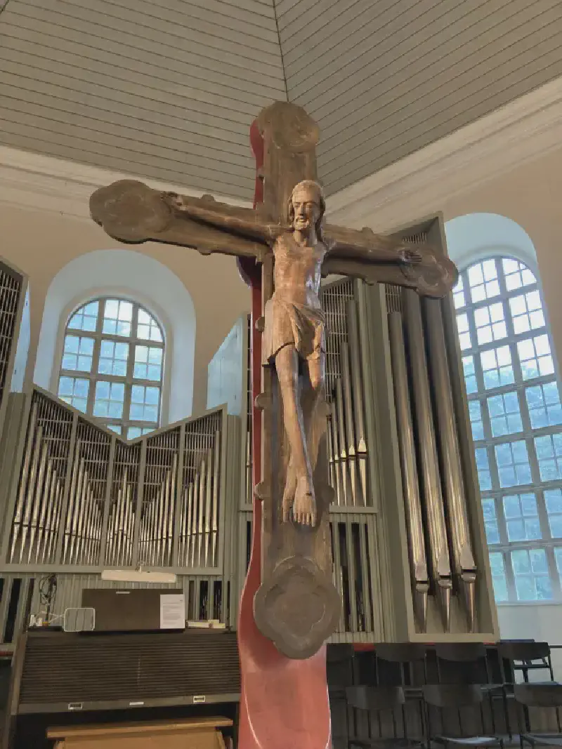 Kreuz in der St. Trinitatis Kirche Altona. Man erkennt, dass Jesus lächelt.